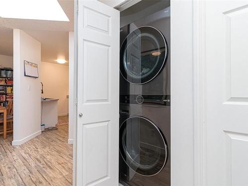 304-3008 Washington Ave, Victoria, BC - Indoor Photo Showing Laundry Room