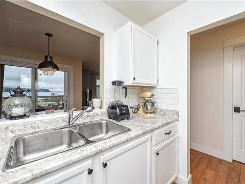 204-894 Island Hwy South, Campbell River, BC - Indoor Photo Showing Kitchen With Double Sink