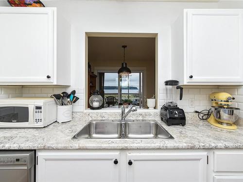 204-894 Island Hwy South, Campbell River, BC - Indoor Photo Showing Kitchen With Double Sink