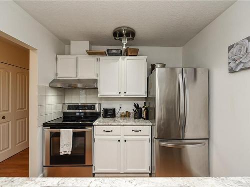 204-894 Island Hwy South, Campbell River, BC - Indoor Photo Showing Kitchen With Stainless Steel Kitchen