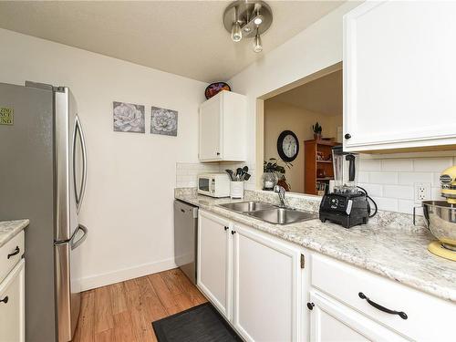 204-894 Island Hwy South, Campbell River, BC - Indoor Photo Showing Kitchen With Double Sink