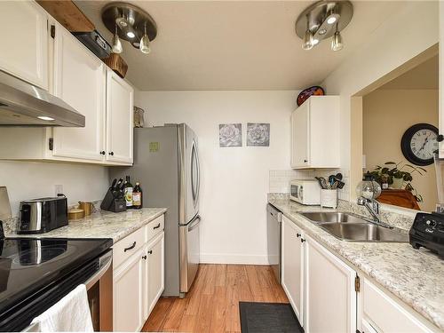 204-894 Island Hwy South, Campbell River, BC - Indoor Photo Showing Kitchen With Stainless Steel Kitchen With Double Sink