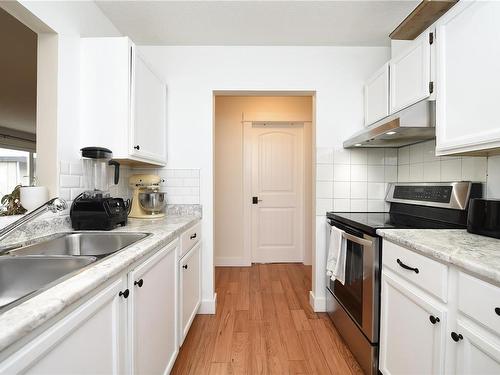 204-894 Island Hwy South, Campbell River, BC - Indoor Photo Showing Kitchen