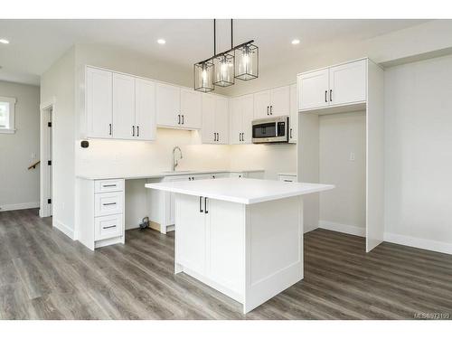 B-381 13Th St, Courtenay, BC - Indoor Photo Showing Kitchen