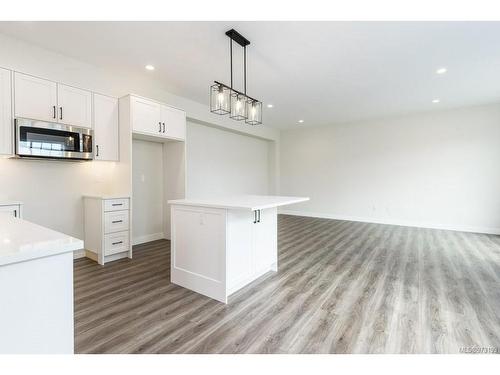 B-381 13Th St, Courtenay, BC - Indoor Photo Showing Kitchen