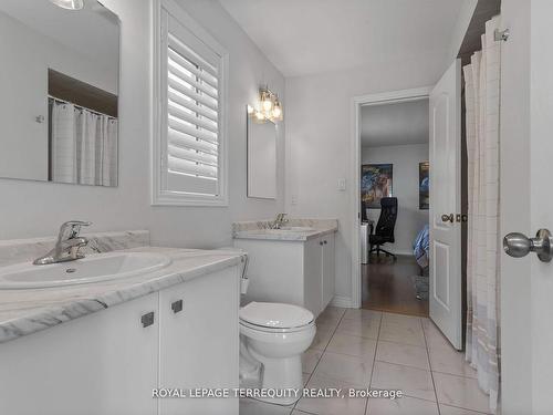 1821 Castlepoint Dr, Oshawa, ON - Indoor Photo Showing Bathroom