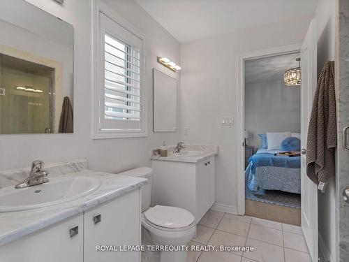 1821 Castlepoint Dr, Oshawa, ON - Indoor Photo Showing Bathroom