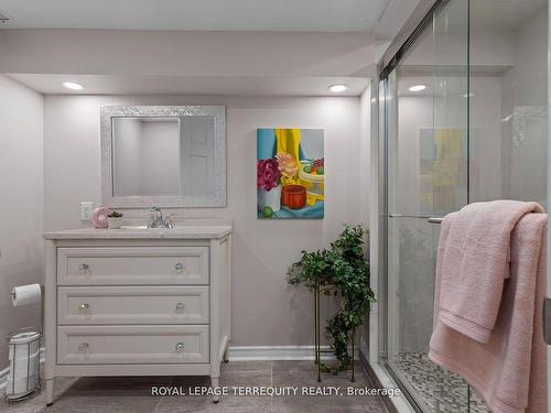 1821 Castlepoint Dr, Oshawa, ON - Indoor Photo Showing Bathroom