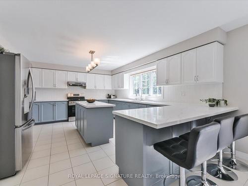 3588 Thorpedale Crt, Mississauga, ON - Indoor Photo Showing Kitchen With Upgraded Kitchen