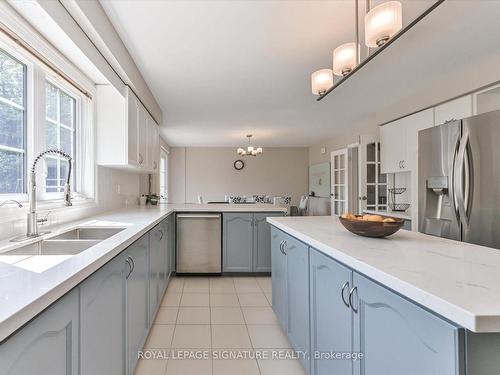 3588 Thorpedale Crt, Mississauga, ON - Indoor Photo Showing Kitchen With Double Sink