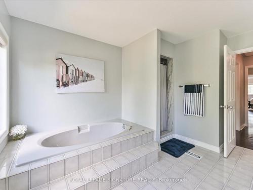 3588 Thorpedale Crt, Mississauga, ON - Indoor Photo Showing Bathroom