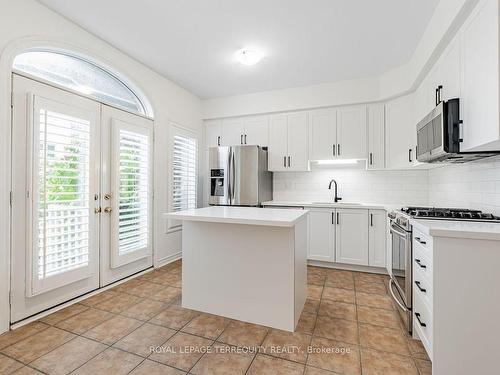 7K Brussels St, Toronto, ON - Indoor Photo Showing Kitchen With Upgraded Kitchen