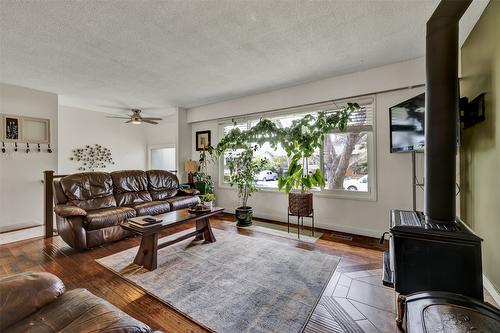 731 Walrod Street, Kelowna, BC - Indoor Photo Showing Living Room