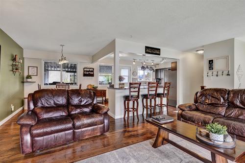 731 Walrod Street, Kelowna, BC - Indoor Photo Showing Living Room