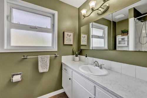 731 Walrod Street, Kelowna, BC - Indoor Photo Showing Bathroom