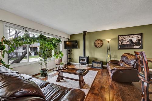 731 Walrod Street, Kelowna, BC - Indoor Photo Showing Living Room