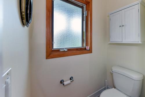 7372 Fintry Delta Road, Kelowna, BC - Indoor Photo Showing Bathroom