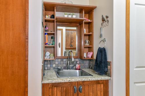 7372 Fintry Delta Road, Kelowna, BC - Indoor Photo Showing Kitchen