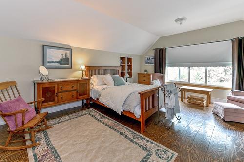 7372 Fintry Delta Road, Kelowna, BC - Indoor Photo Showing Bedroom