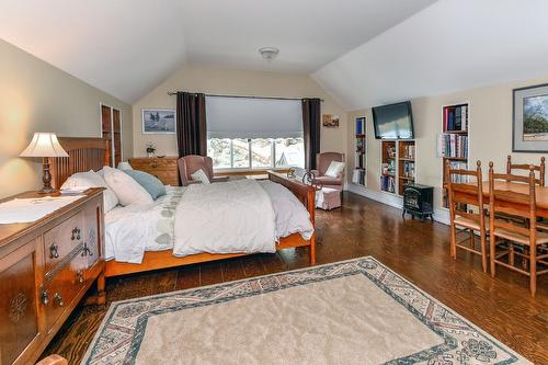 7372 Fintry Delta Road, Kelowna, BC - Indoor Photo Showing Bedroom