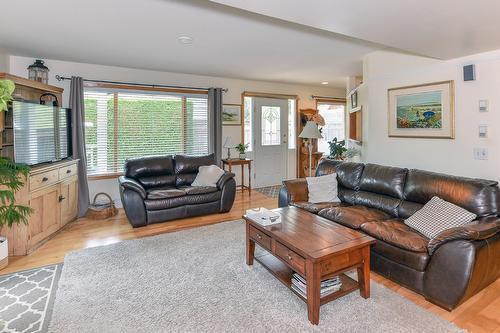 7372 Fintry Delta Road, Kelowna, BC - Indoor Photo Showing Living Room