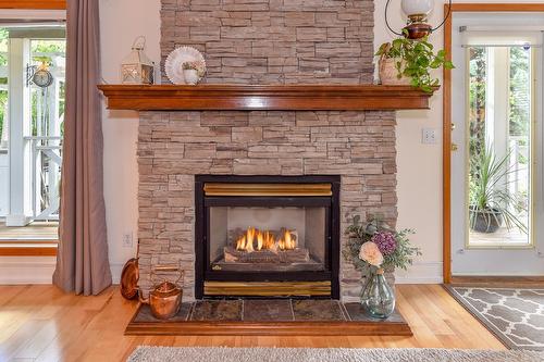 7372 Fintry Delta Road, Kelowna, BC - Indoor Photo Showing Living Room With Fireplace