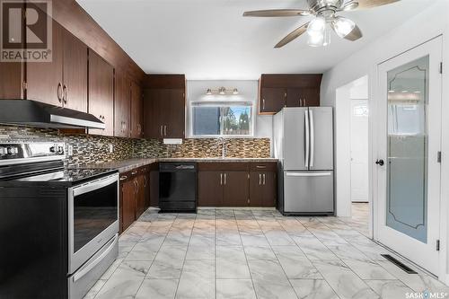 239 M Avenue N, Saskatoon, SK - Indoor Photo Showing Kitchen