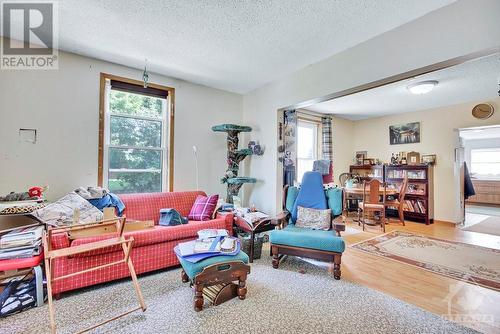 83-85 Elgin Street, Mississippi Mills, ON - Indoor Photo Showing Living Room