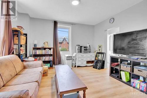 83-85 Elgin Street, Mississippi Mills, ON - Indoor Photo Showing Living Room