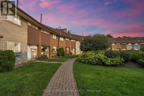 10 - 8 Esterbrooke Avenue, Toronto (Don Valley Village), ON - Outdoor