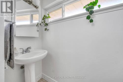 10 - 8 Esterbrooke Avenue, Toronto (Don Valley Village), ON - Indoor Photo Showing Bathroom