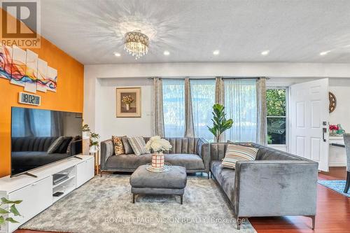 10 - 8 Esterbrooke Avenue, Toronto (Don Valley Village), ON - Indoor Photo Showing Living Room