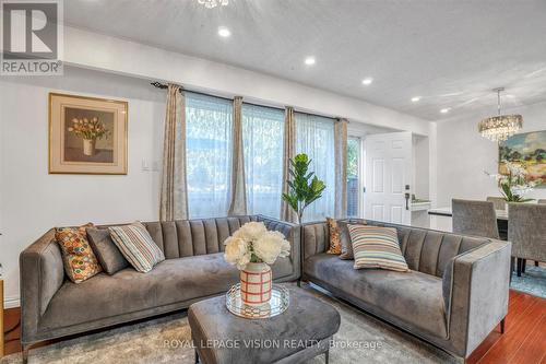 10 - 8 Esterbrooke Avenue, Toronto (Don Valley Village), ON - Indoor Photo Showing Living Room