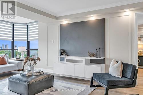 701 - 7601 Bathurst Street, Vaughan, ON - Indoor Photo Showing Living Room