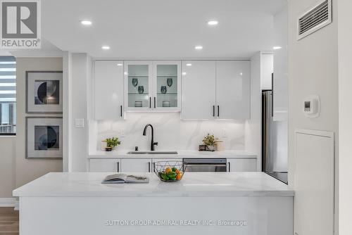 701 - 7601 Bathurst Street, Vaughan, ON - Indoor Photo Showing Kitchen With Upgraded Kitchen