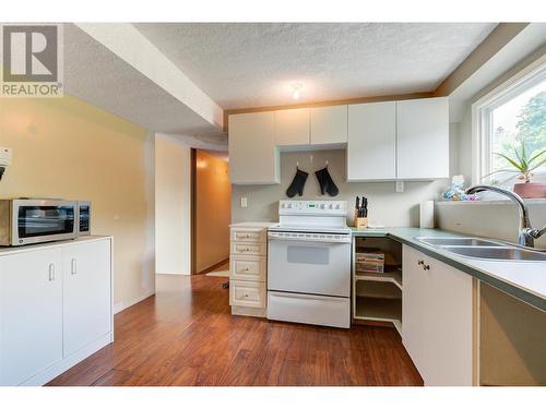 3355 Packers Court, Kelowna, BC - Indoor Photo Showing Kitchen With Double Sink