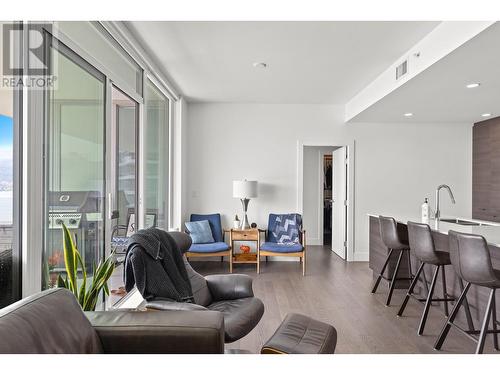 1181 Sunset Drive Unit# 1204, Kelowna, BC - Indoor Photo Showing Living Room