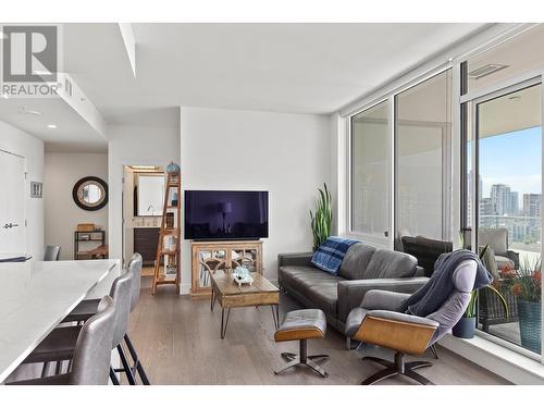 1181 Sunset Drive Unit# 1204, Kelowna, BC - Indoor Photo Showing Living Room