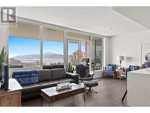 1181 Sunset Drive Unit# 1204, Kelowna, BC - Indoor Photo Showing Living Room