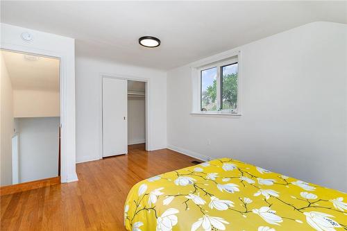 40 Robroy Avenue, Hamilton, ON - Indoor Photo Showing Bedroom