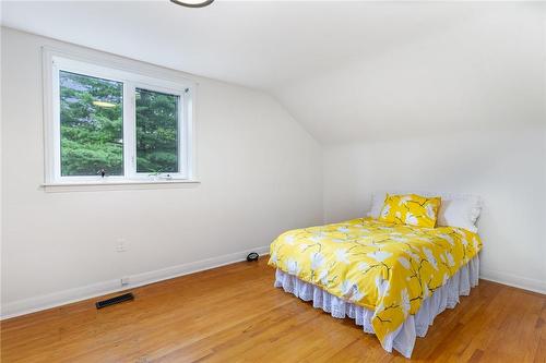 40 Robroy Avenue, Hamilton, ON - Indoor Photo Showing Bedroom