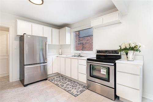 40 Robroy Avenue, Hamilton, ON - Indoor Photo Showing Kitchen