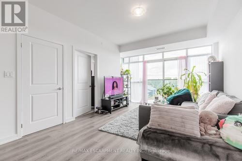 403 - 450 Dundas Street, Hamilton (Waterdown), ON - Indoor Photo Showing Living Room