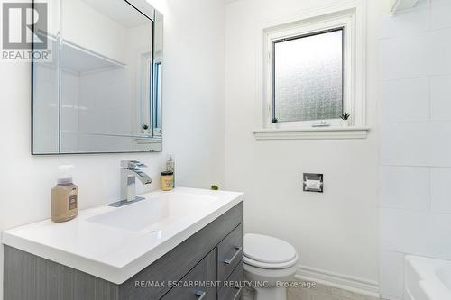 40 Robroy Avenue, Hamilton (Corman), ON - Indoor Photo Showing Bathroom