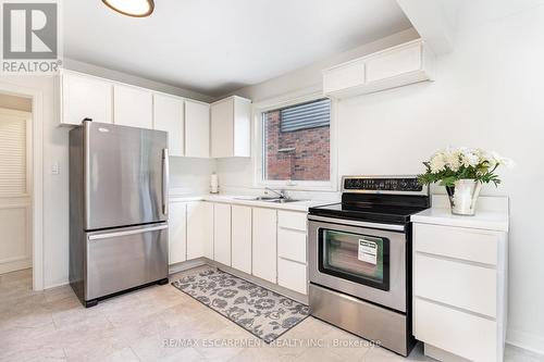 40 Robroy Avenue, Hamilton (Corman), ON - Indoor Photo Showing Kitchen