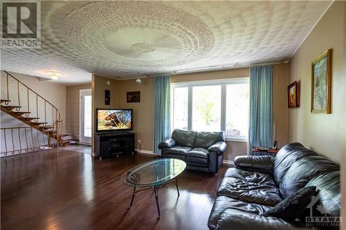 1171 Wade Road, Russell, ON - Indoor Photo Showing Living Room