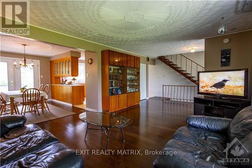 1171 Wade Road, Russell, ON - Indoor Photo Showing Living Room