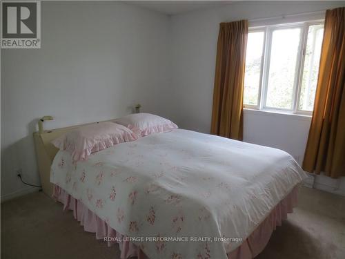 87 Tonia Street, Stormont, Dundas And Glengarry, ON - Indoor Photo Showing Bedroom