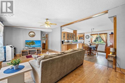 876 Balsam Road, Creston, BC - Indoor Photo Showing Living Room