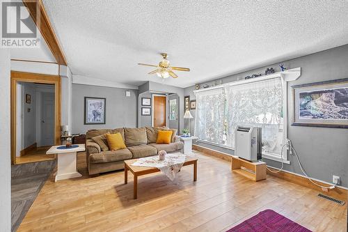 876 Balsam Road, Creston, BC - Indoor Photo Showing Living Room